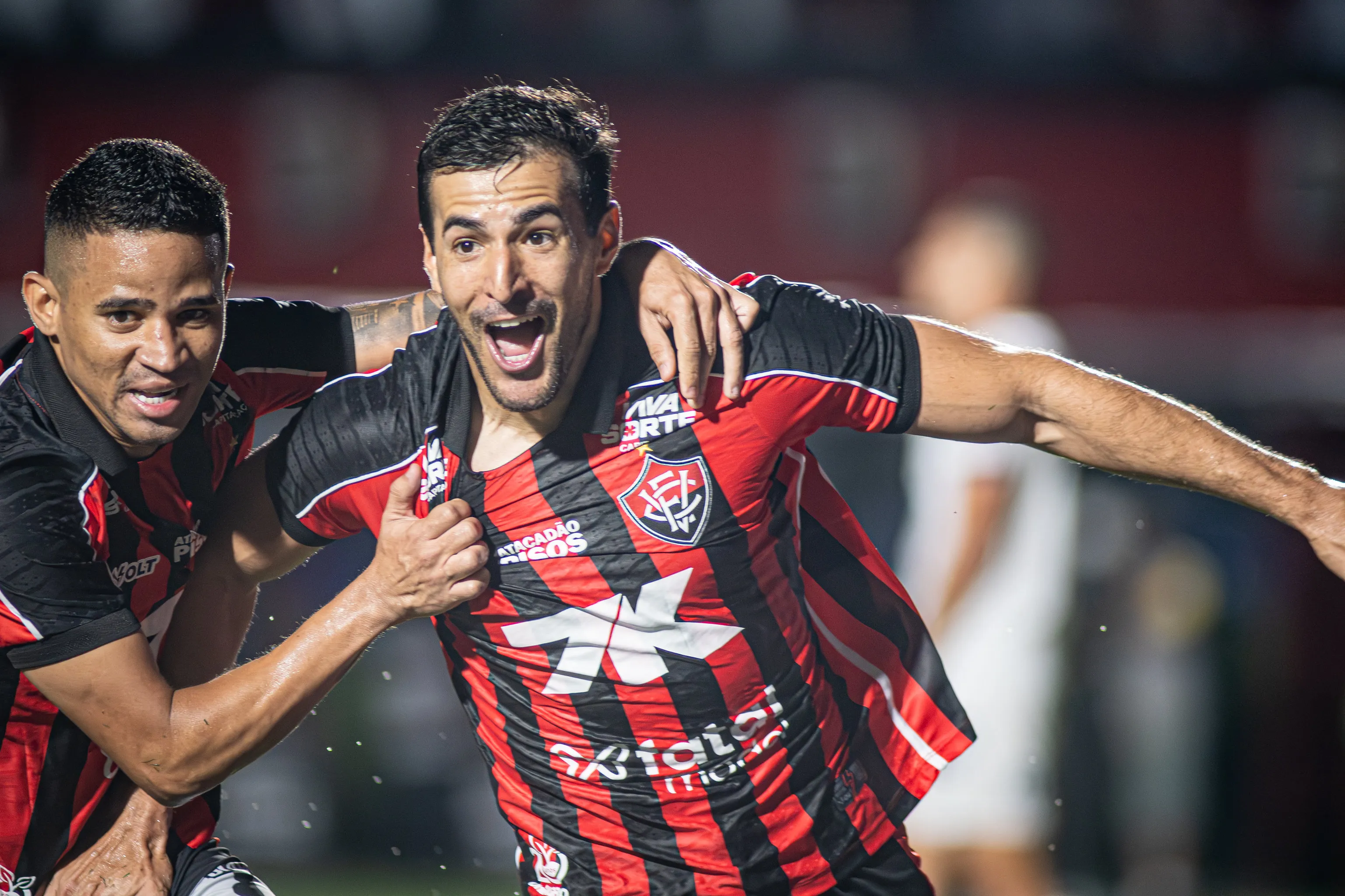 Lateral Raúl Cáceres anuncia que não ficará no Vitória em 2026