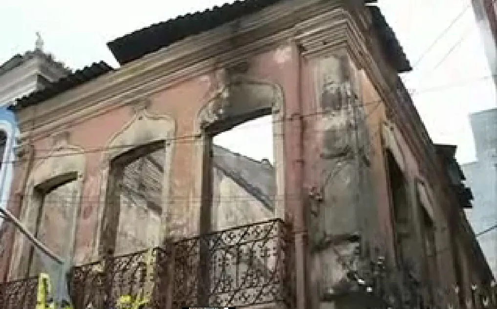 Casarão em ruínas pega fogo pela segunda vez em três dias na Rua Carlos Gomes