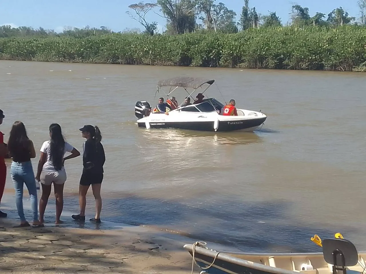 Mãe e filho são resgatados após embarcação virar no extremo sul da Bahia; pai está desaparecido