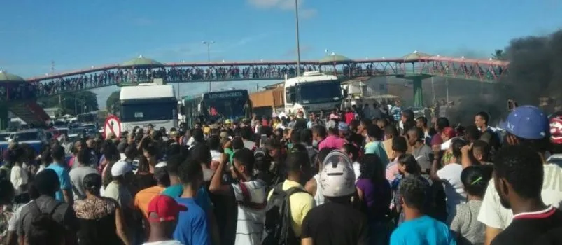 TUMULTO: Feira de emprego termina com pneus queimados e polícia após distribuição de senhas