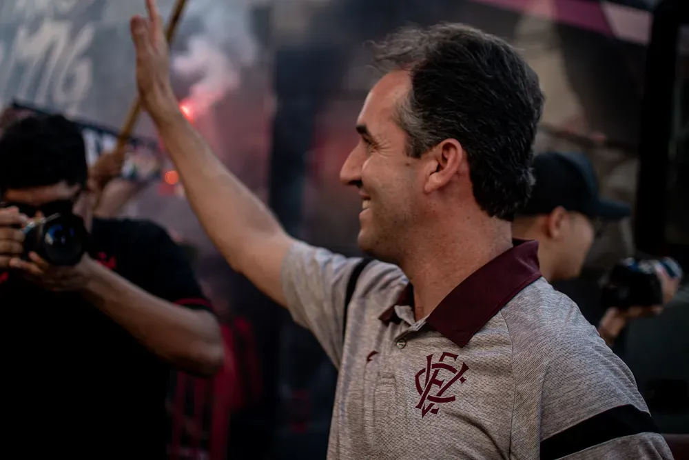 Vitória acerta renovação com o treinador Léo Condé para a temporada 2024