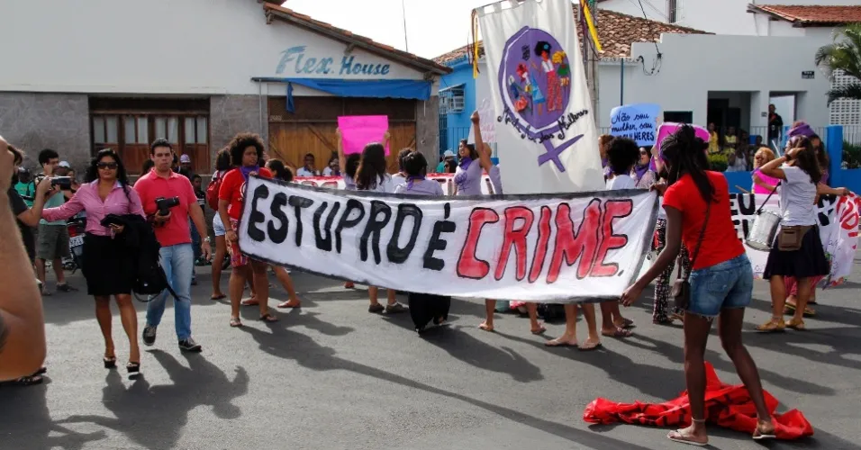 Caso New Hit: Marcha das Vadias cobra rapidez no processo de estupro de fãs