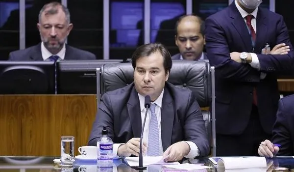 "Não posso acreditar nesse ministro", diz Maia ao saber de decisão de Weintraub sobre Enem; assista