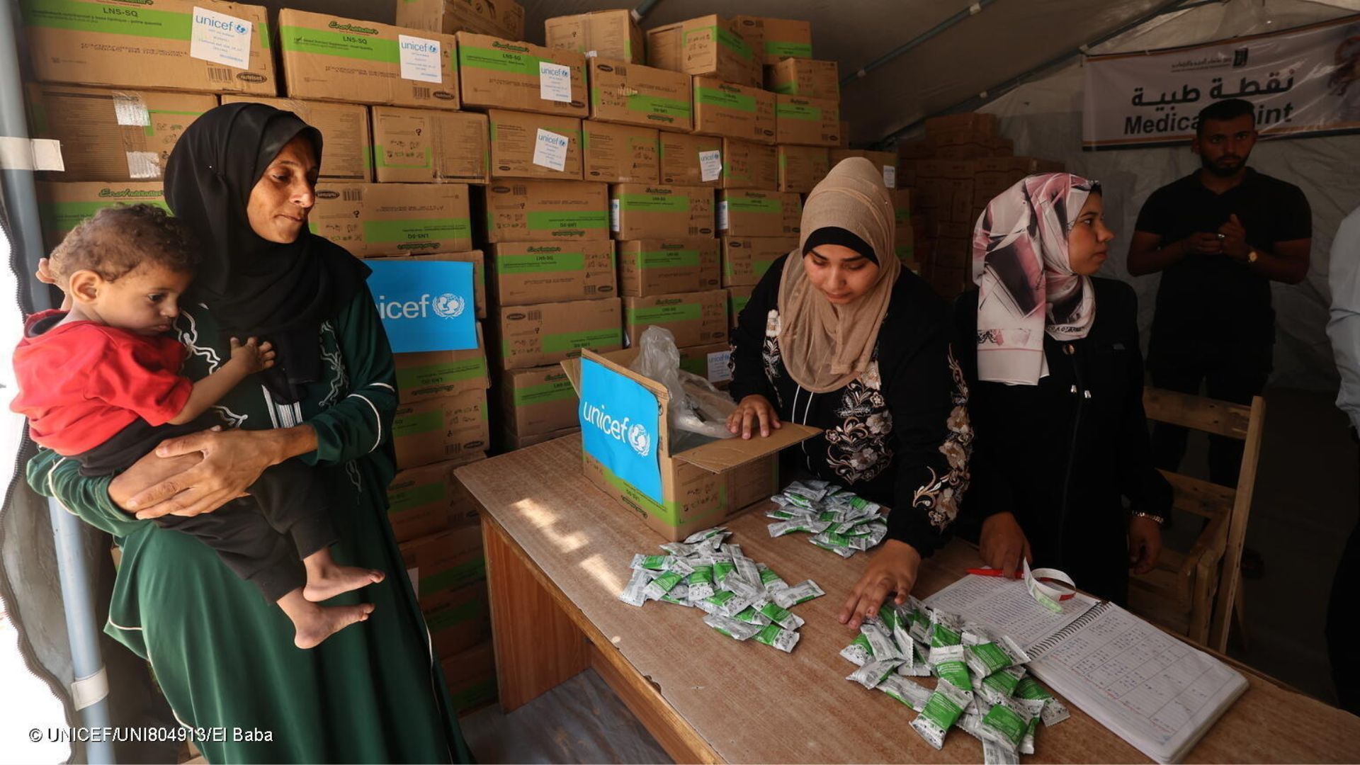 Mãe e bebê de um ano recebendo suprimentos nutricionais em ponto de triagem e tratamento de desnutrição apoiado pela UNICEF em Gaza | Foto: El Baba/Unicef