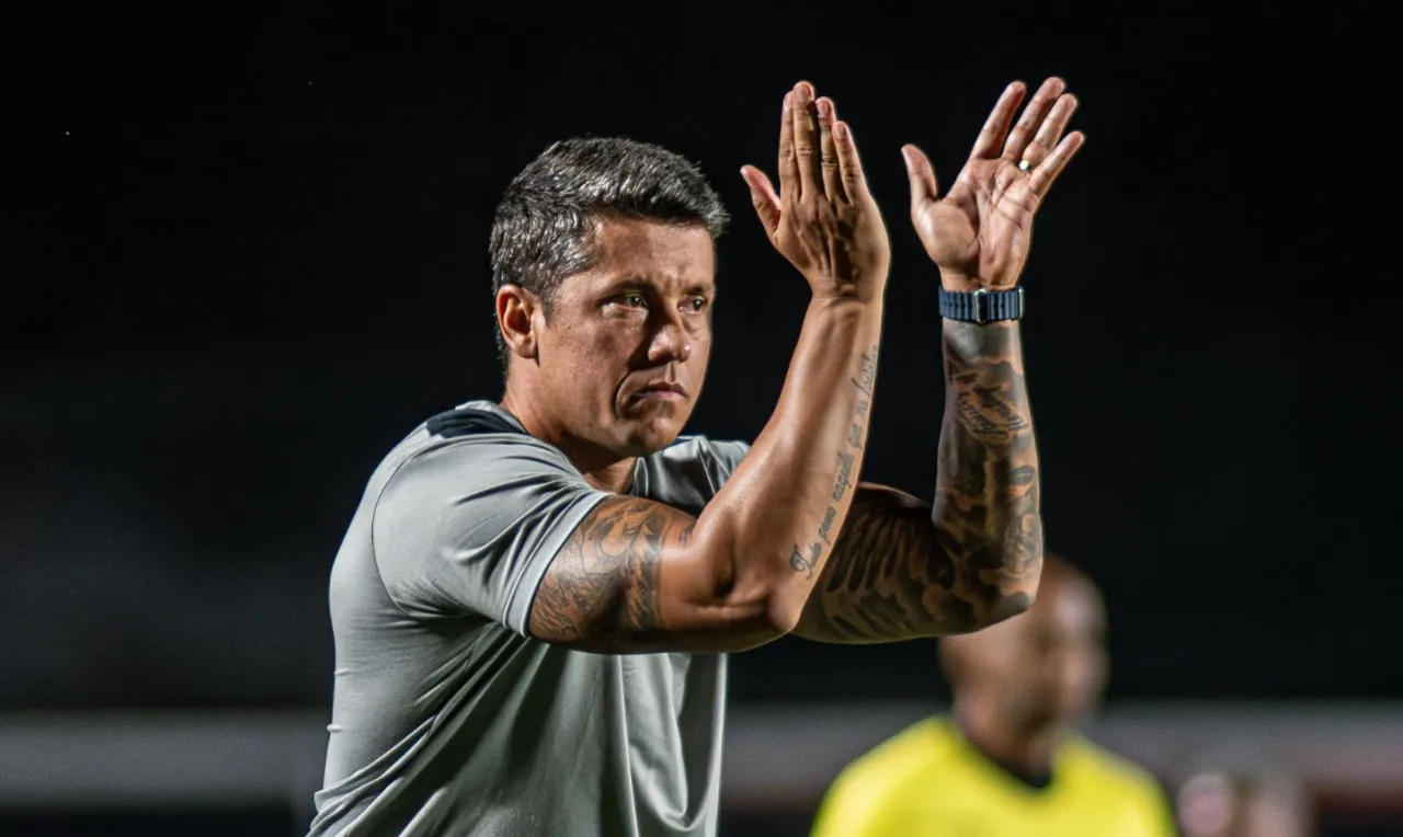 Vitória anuncia demissão de Carpini após queda na Copa do Nordeste