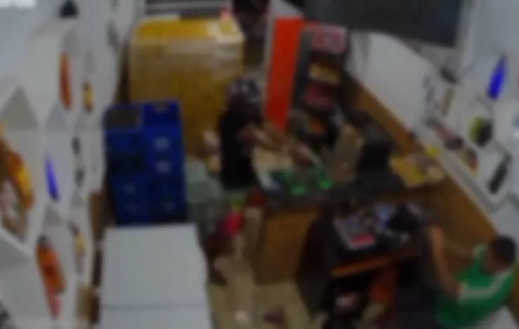 Dono de depósito troca tiros com criminoso e sobrevive a tentativa de homicídio em Valença; veja vídeo