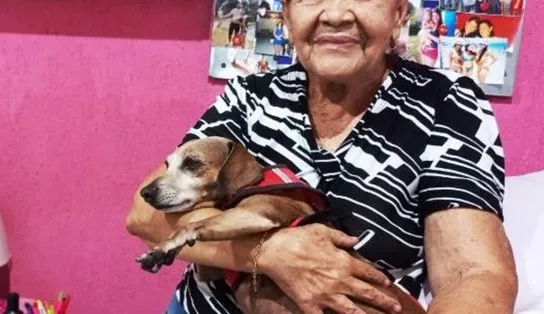 Herói: cãozinho alerta cuidadora e ajuda a salvar casal de idosos de incêndio em Feira de Santana
