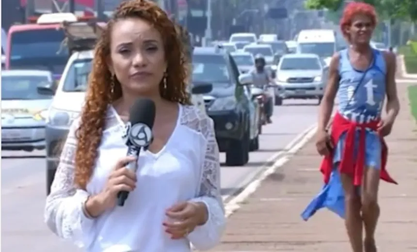  "Modelo" invade transmissão de repórter para desfilar e viraliza na web; assista