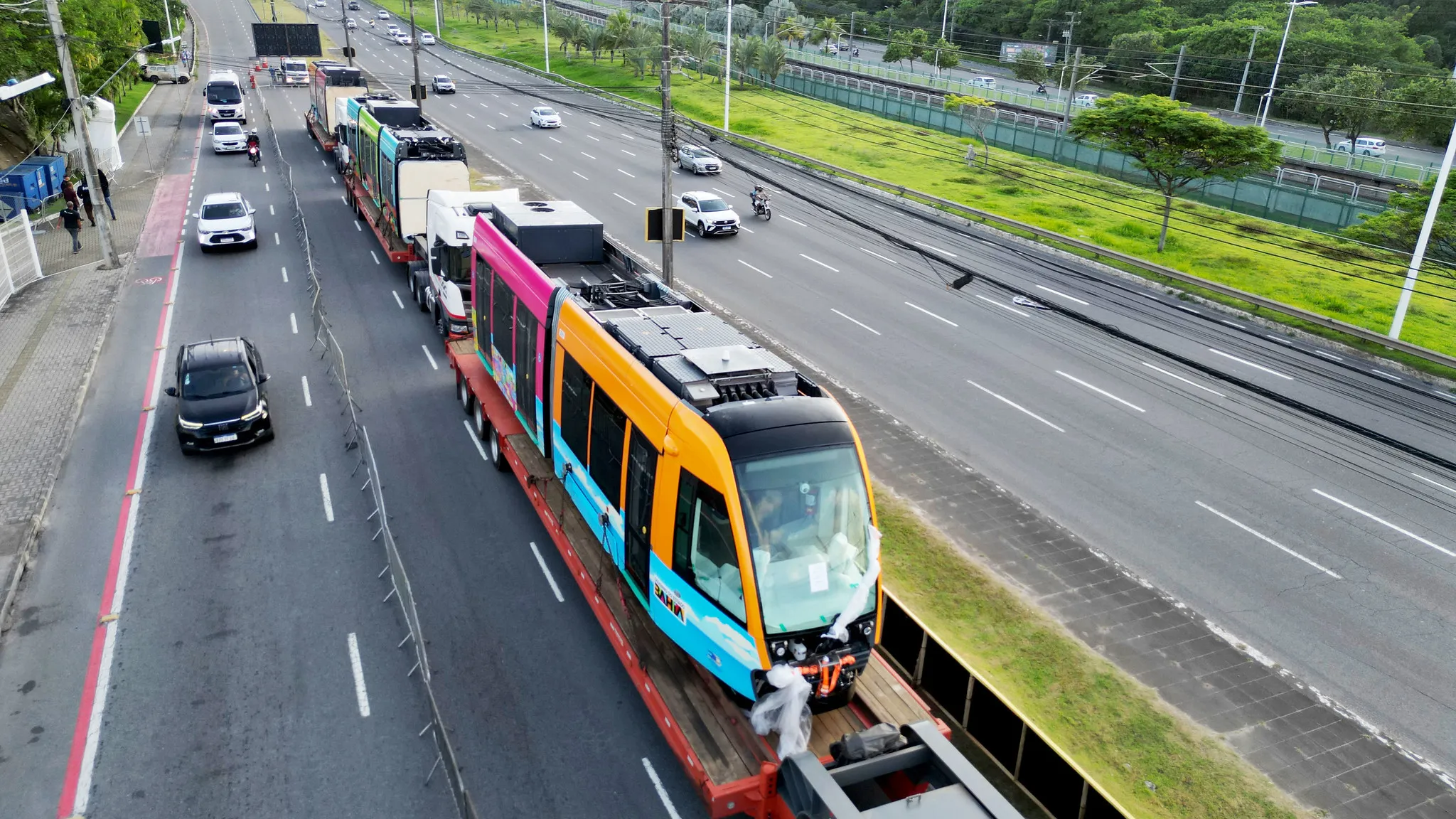Primeiros trens do VLT de Salvador chegam à capital; veja imagens