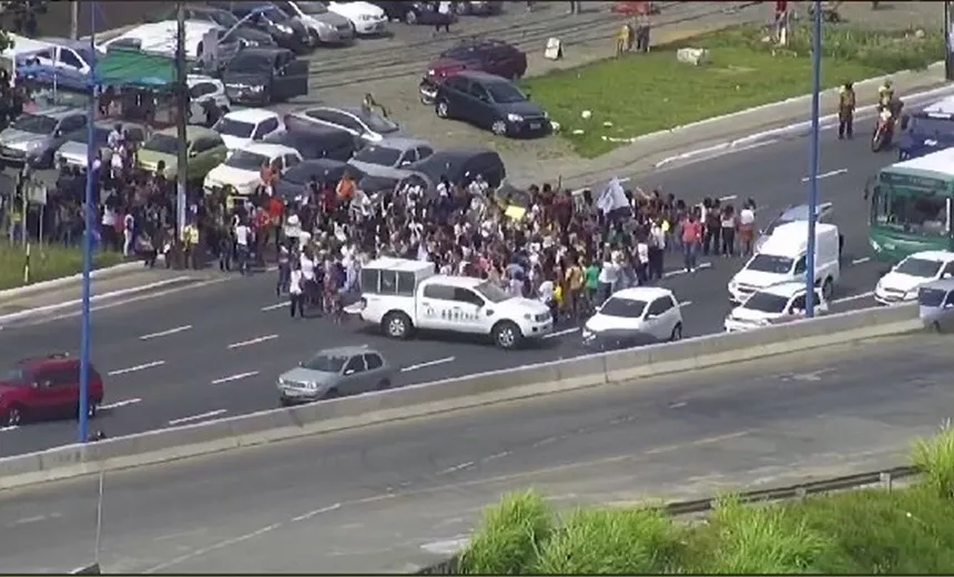 MOBILIDADE: Protesto deixa trânsito intenso na AV. ACM na manhã desta terça