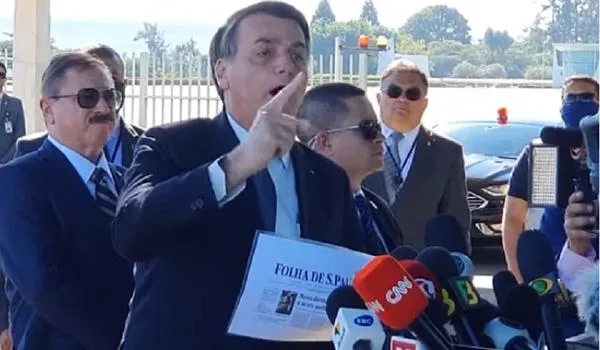Nervoso, Bolsonaro manda repórter "calar a boca" e chama jornal de "patife" e "canalha" 