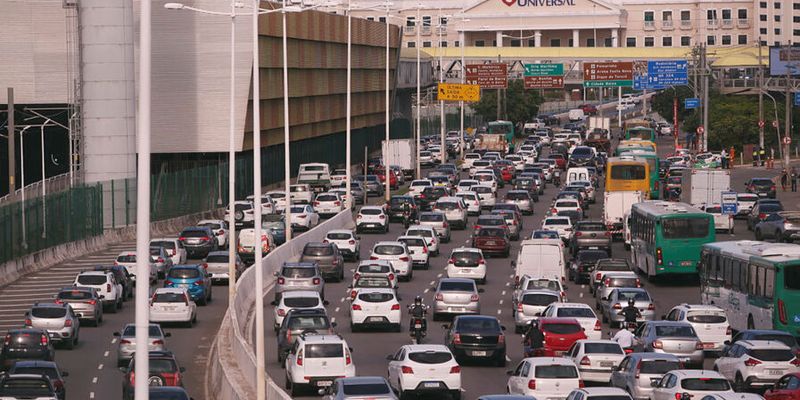 Trânsito parado: engarrafamento chega até a Av. Paralela após colisão envolvendo três veículos/Foto: Reprodução  