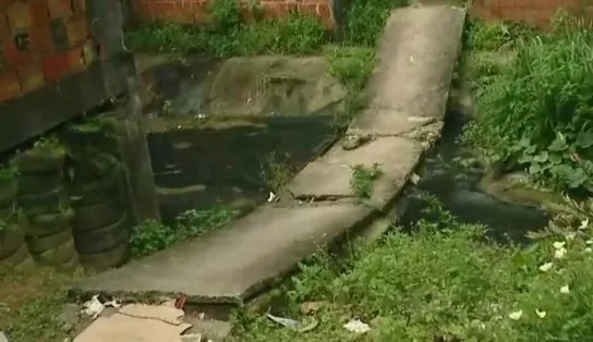 Moradores de Sussuarana pedem solução para ponte caída no bairro; quando chove, o esgoto toma conta 