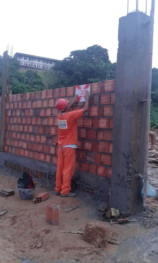Sucom interdita e apreende materiais de duas obras irregulares no Costa Azul