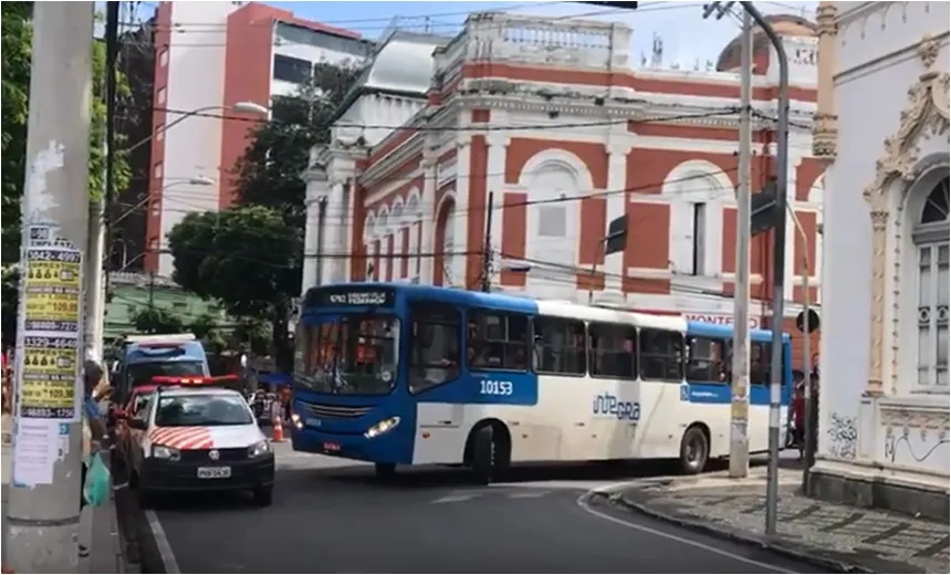 Mal estacionada? Viatura da Transalvador estaria atrapalhando trânsito na Piedade; assista