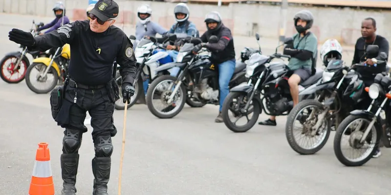 O treinamento de pilotagem segura promovido pela Transalvador oferece capacitação prática para motociclistas, com aulas ministradas por agentes de trânsito e distribuição gratuita de capacetes/Foto: Reprodução 