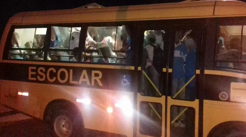 FEIRA DE SANTANA: Agentes da PRF flagram ônibus escolares com excesso de passageiros