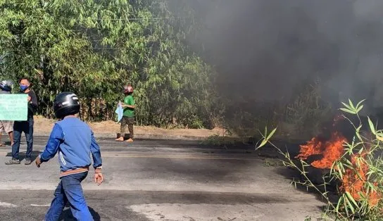 BA-528: mais uma vez, manifestantes ateiam fogo em pneus para bloquear pista em protesto contra aumento do preço da gasolina 