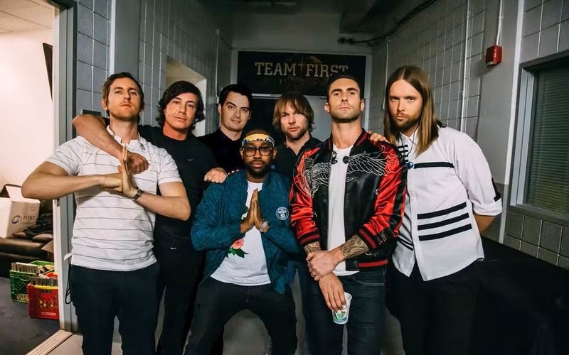A programa&ccedil;&atilde;o de Salvador recebe o Maroon 5 nesta quinta-feira (10), na Arena Fonte Nova. A banda retorna &agrave; capital baiana ap&oacute;s uma d&eacute;cada com a turn&ecirc; &ldquo;Love Is Like&rdquo;, que divulga o oitavo &aacute;lbum de est&uacute;dio do grupo/Foto: Divulga&ccedil;&atilde;o