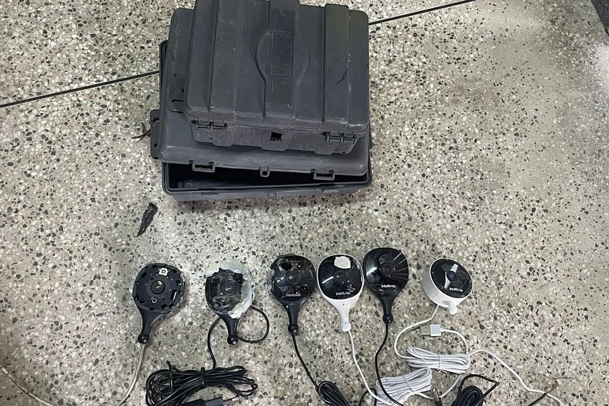 PM retira câmeras clandestinas do tráfico de drogas em Valéria
