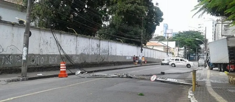 TRÂNSITO: Poste cai na Avenida Joana Angélica e deixa trânsito bloqueado no local
