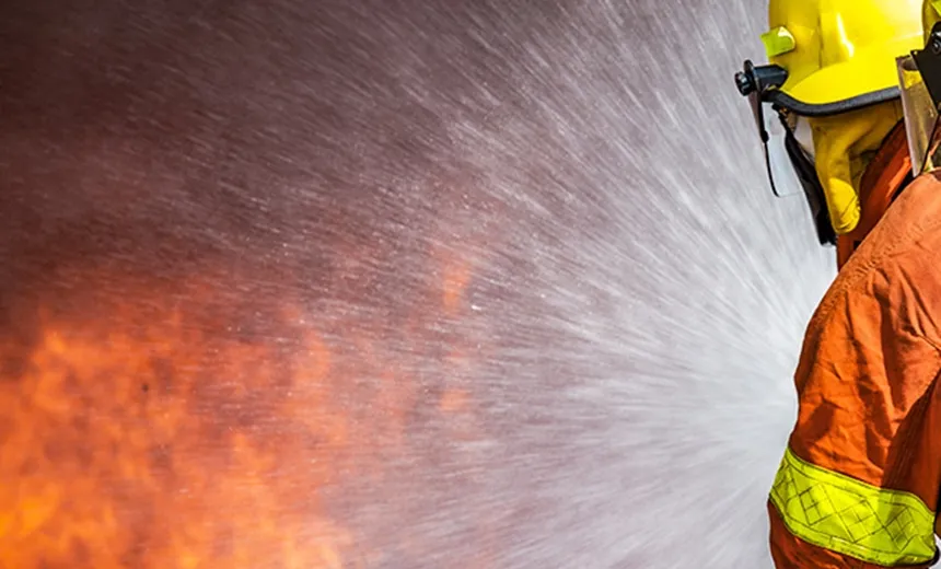 Corpo de Bombeiros controla incêndio que atingiu barraca de bebidas, no bairro de Mussurunga 