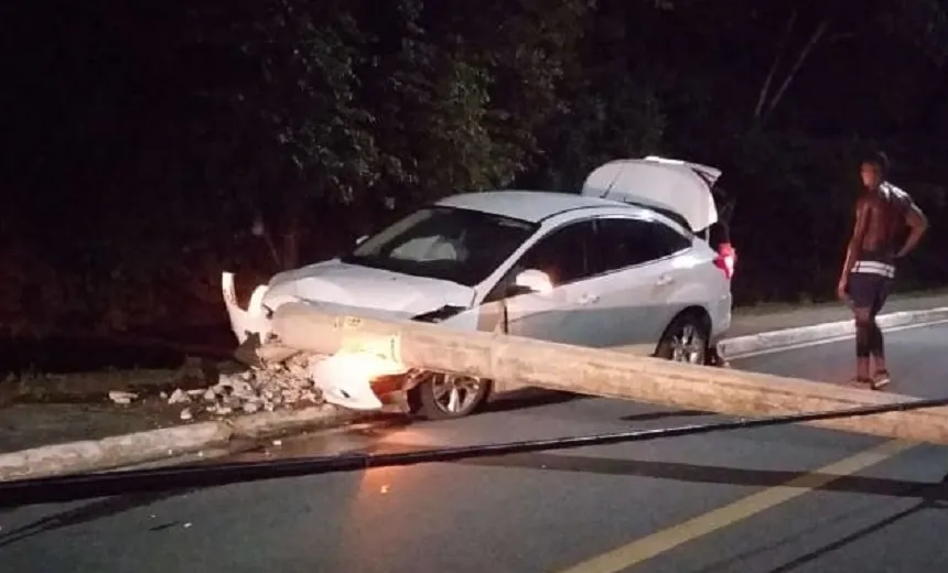 Em menos de duas semanas, acidentes com carros derrubam dois postes na Ladeira do Saboeiro