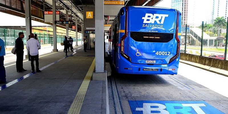 O BRT Salvador conta com estações modernas e acessíveis, localizadas em pontos estratégicos da cidade, como a Rodoviária, Lapa, Barris, Rio Vermelho, Pituba, Itaigara e Cidade Jardim/Foto: Reprodução 