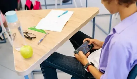 Presença do celular próximo ao estudante pode impactar negativamente a aprendizagem. Foto: Ilustração | Pexels