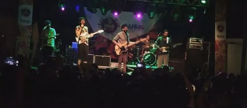 ‘Fora Temer’, sintonia e alguns problemas fazem parte do show de 5 a seco em Salvador