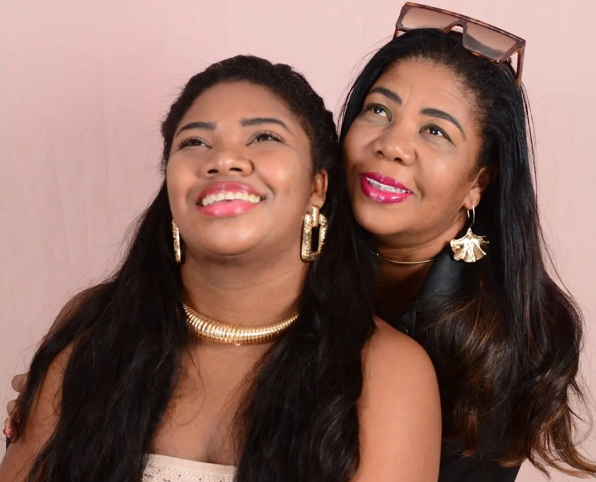 Mãe de Raquel Brito amaldiçoa jornalistas após filha prestar depoimento na delegacia
