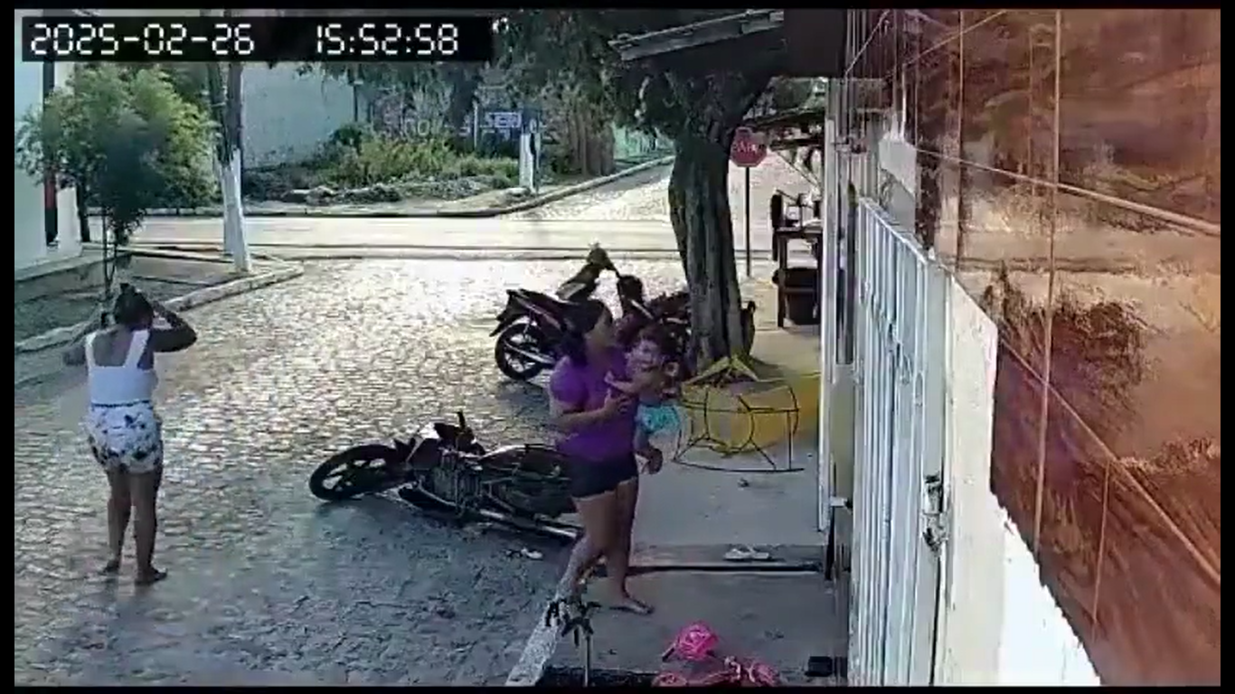 Em um dos momentos, uma mulher corre para resgatar a bebê. | Foto: Reprodução/X