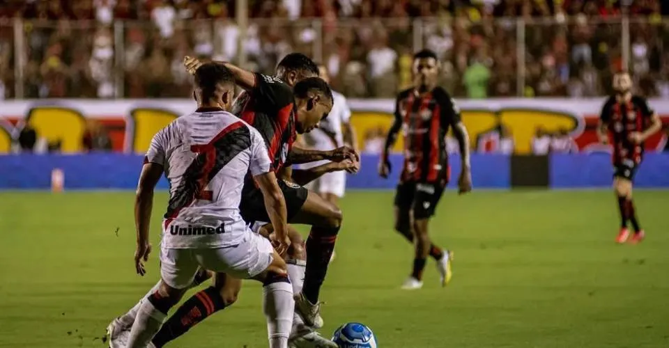 Vitória vence Atlético-GO por 2 a 0, mas segue na zona
