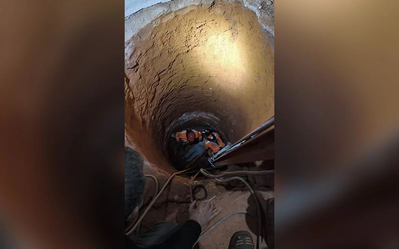 Buraco de aproximadamente oito metros provocou o acidente durante a madrugada. Mulher precisou ser resgatada por uma equipe especializada do Corpo de Bombeiros/Foto: Reprodu&ccedil;&atilde;o&nbsp;