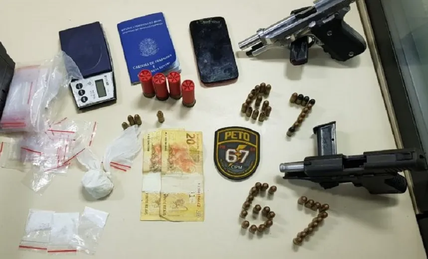 TOMBA: PM apreende armas, dinheiro e material utilizado para tráfico em Feira
