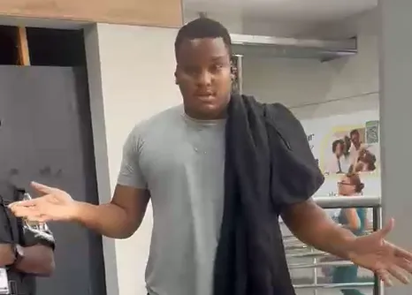 Em vídeo compartilhado nas redes sociais, é possível ver o homem de 22 anos que foi flagrado ejaculando em mulher dentro de uma estação de metrô, em Salvador, de zíper aberto