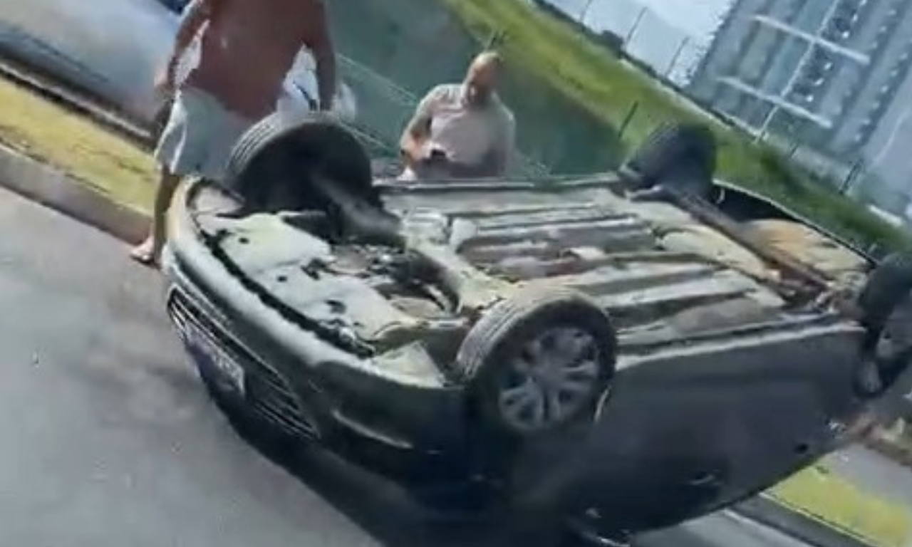 Carro capota e fica virado no meio da Avenida ACM, em Salvador. Foto: Divulga&ccedil;&atilde;o