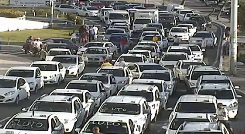 PACIÊNCIA: Protesto de taxistas e ato contra Governo Temer complicam tráfego em Salvador