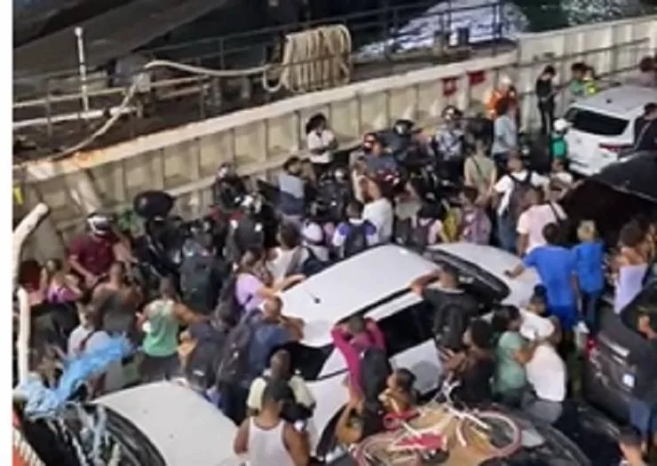 Fortes rajadas de vento impedem atracação de ferry no terminal da Ilha de Itaparica