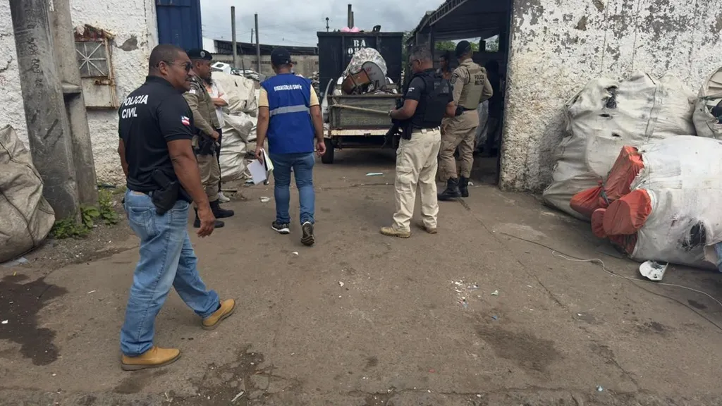 Ferros-velhos são fechados durante operação em Camaçari