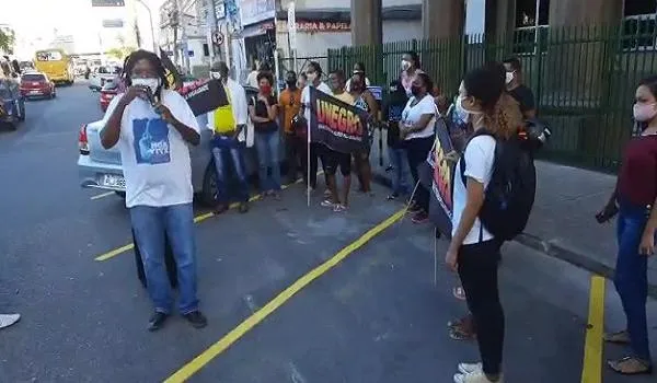 Grupo protesta no centro de Salvador contra morte de jovem em São Félix; homem foi baleado em ação da PM