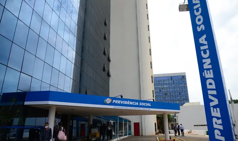 Governo Lula pede ao STF suspensão de ações de restituição por fraude ao INSS