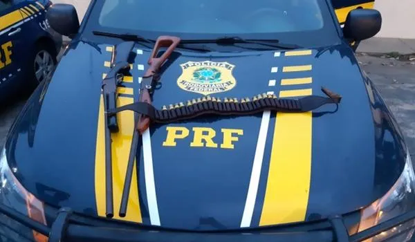Dupla é presa em flagrante e armas de caça são apreendidas em Feira de Santana