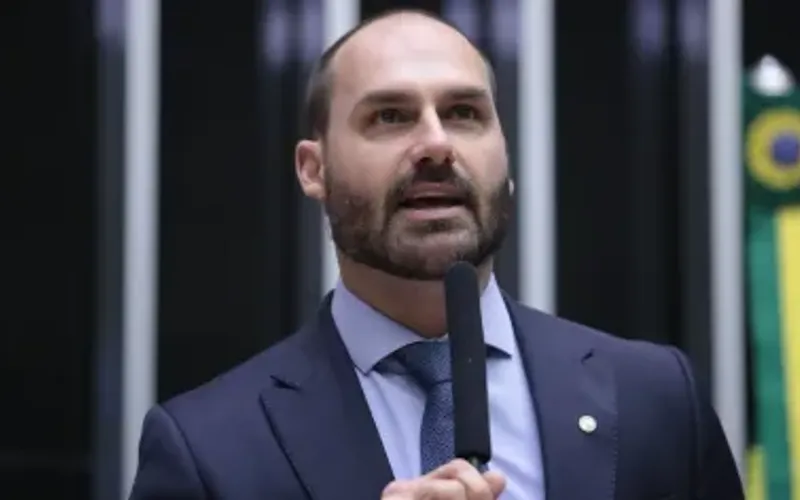 Eduardo Bolsonaro ingressou na Pol&iacute;cia Federal em 2014, aprovado em concurso p&uacute;blico para o cargo de escriv&atilde;o, antes de iniciar sua trajet&oacute;ria pol&iacute;tica/Foto: Reprodu&ccedil;&atilde;o