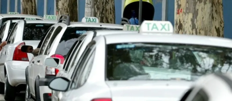 “NADA A VER”: Prefeitura nega relação entre recadastramento de taxistas e novo concorrente do Uber