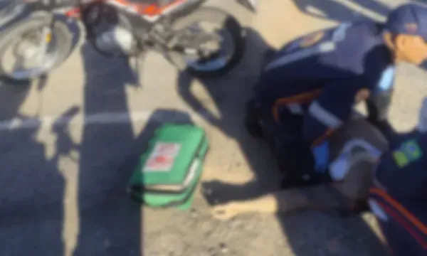 Motociclista sofre acidente em retorno improvisado na Estrada do Derba. Foto: Reprodu&ccedil;&atilde;oDerba