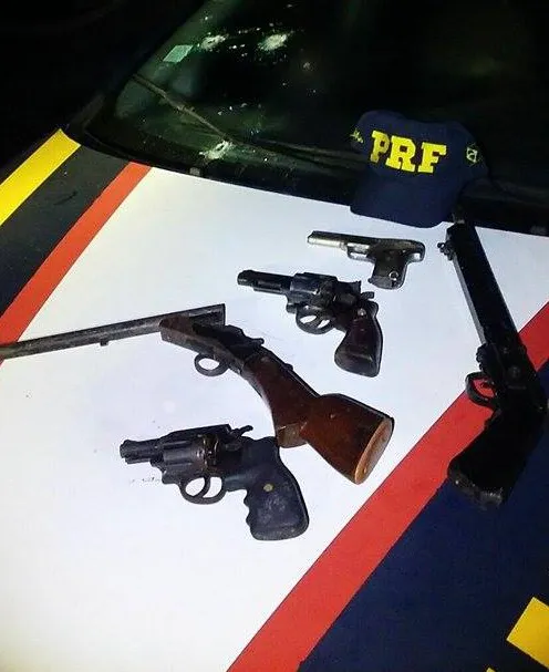 Suspeitos de praticar roubo contra ônibus são mortos em confronto com a PRF
