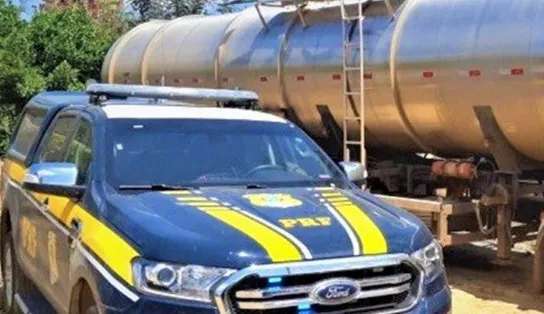 Carreta que tinha etanol para encher o tanque de 840 carros é apreendida pela PRF na Bahia 