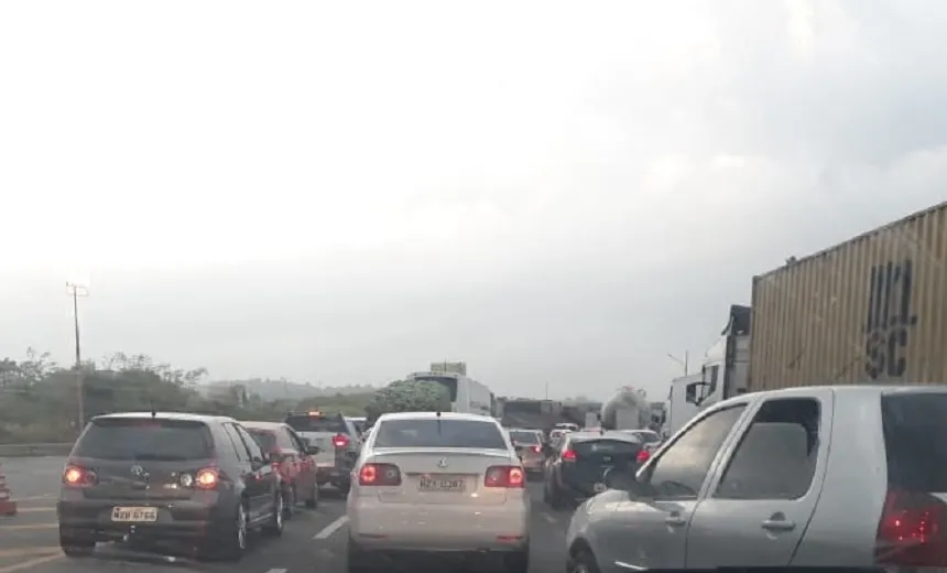 Após tombamento de carreta, trânsito fica prejudicado na BR-324