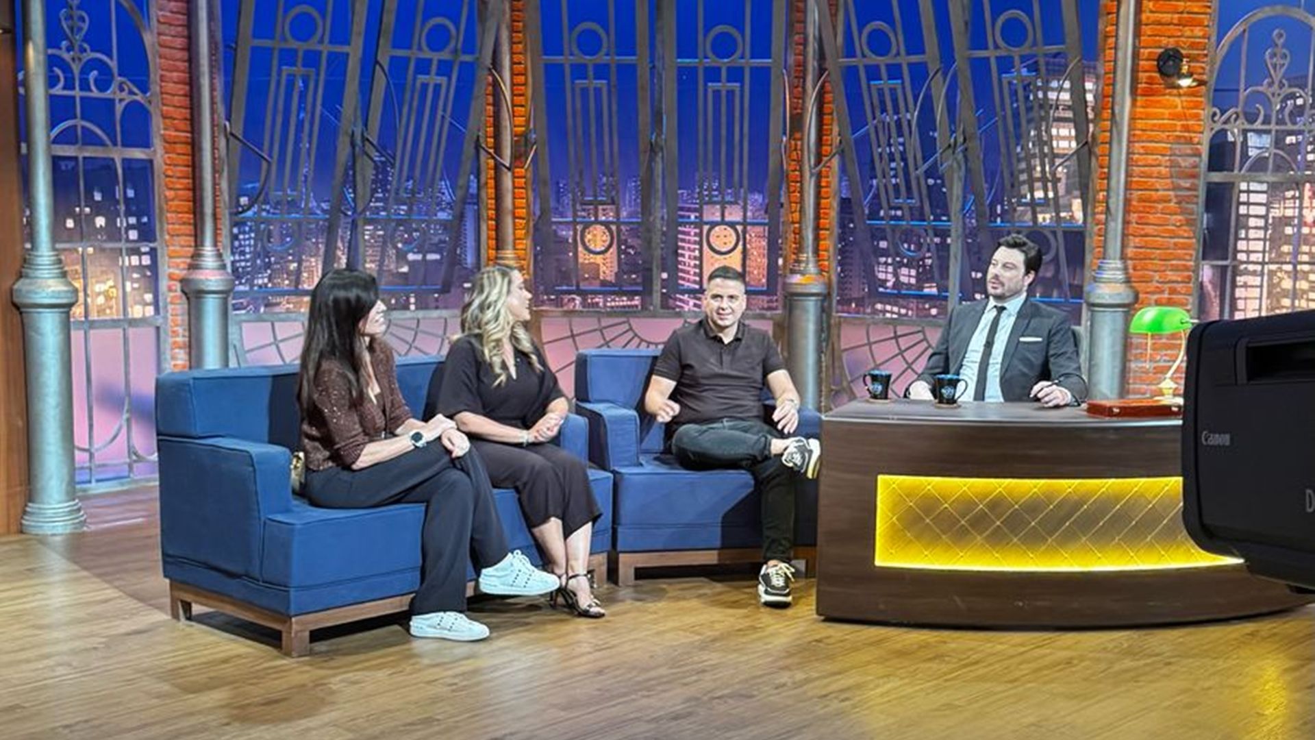 Ana Coelho, CEO da TV Aratu, e os jornalistas Daniela Mazzei e Marcelo Castro